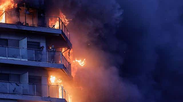 Vecinos en el edificio incendiado en Valencia.