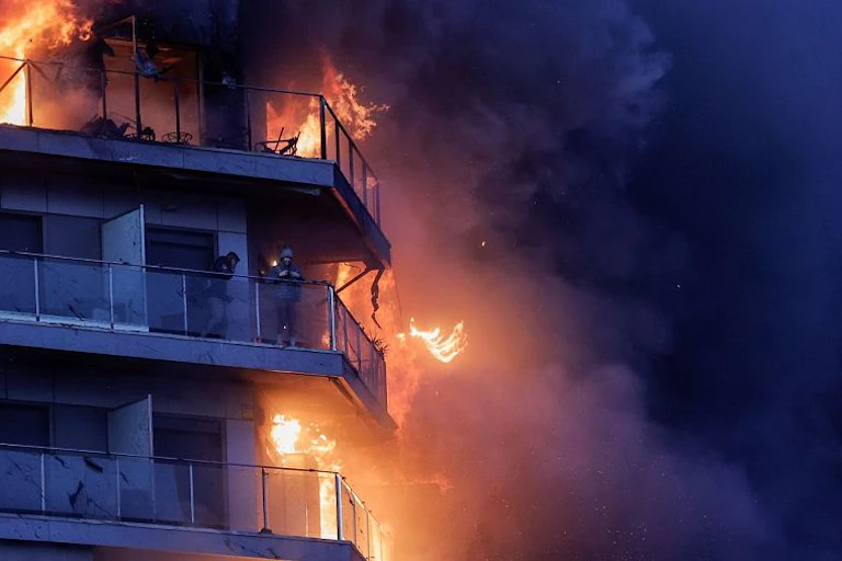 Vecinos en el edificio incendiado en Valencia.