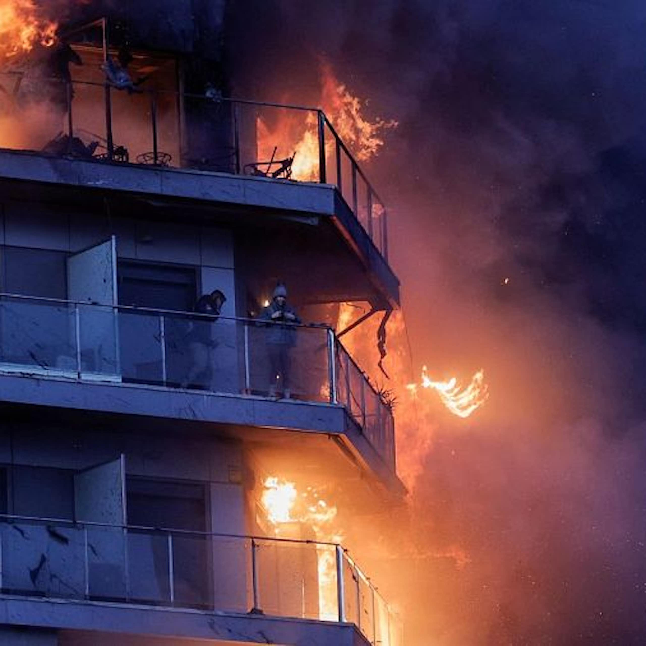 Vecinos en el edificio incendiado en Valencia.