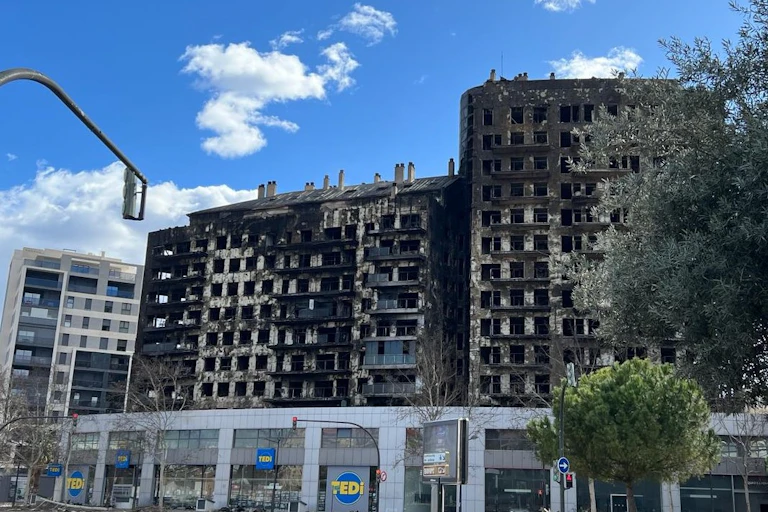Edificio con la fachada calcinada.