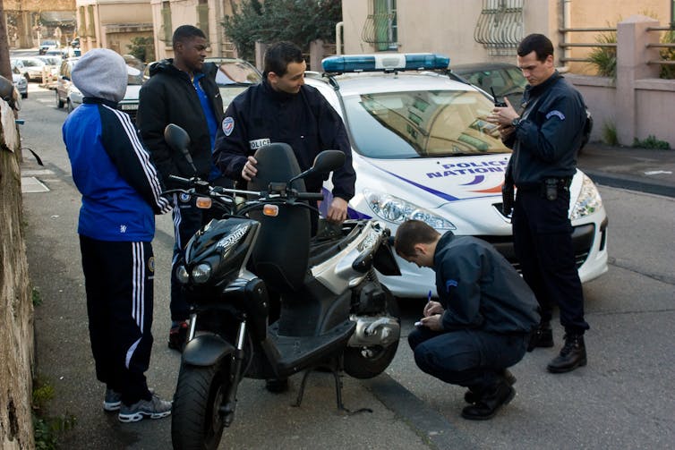 Contrôle d’un scooter dans le IIIᵉ arrondissement de Marseille, 2010. Photo d’illustration