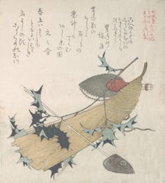 ほうき、数枚の葉のついた枝、扇子の色褪せた画像とその上に日本語が書かれています。