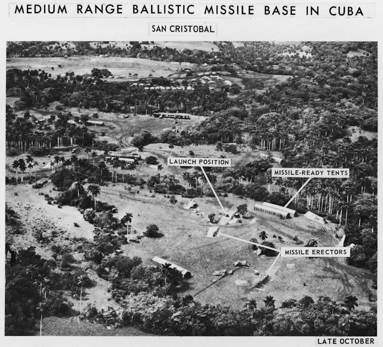 Una fotografía aérea de una base de misiles en Cuba.