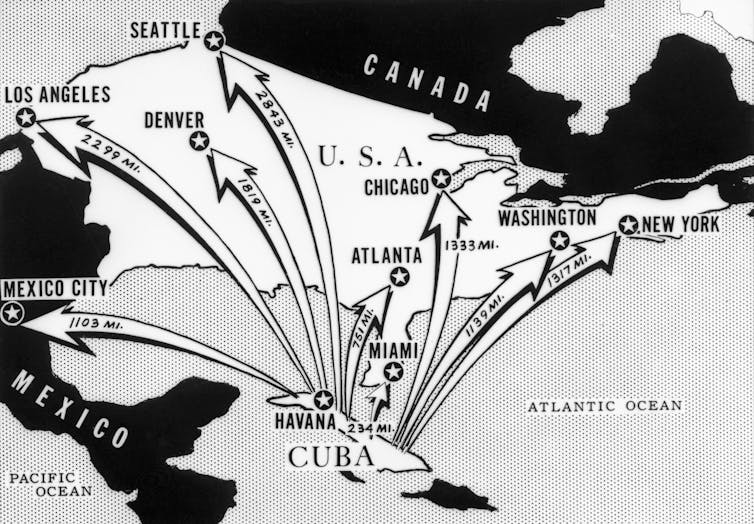 Un mapa de periódico de la época de la crisis de los misiles cubanos muestra las distancias desde Cuba de varias ciudades del continente norteamericano.