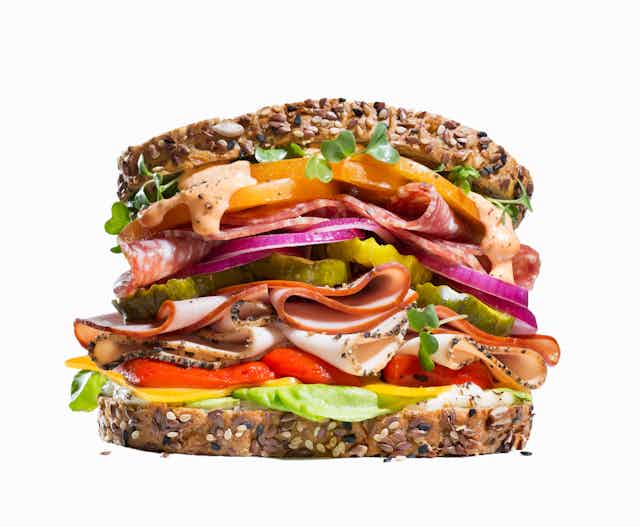 um sanduíche muito grande