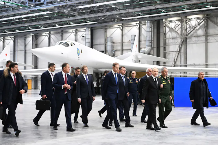 Vladimir Putin and his entourage visit an aircraft factory and inspect a Tu-160M strategic bomber.