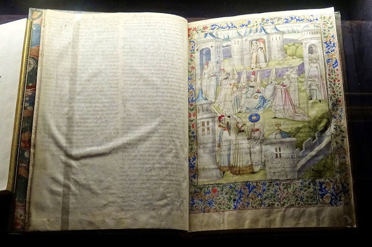 Páginas de un gran libro escrito a doble columna y con dibujos en color.