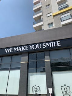 Street view of a dental clinic in Antalya, Turkey
