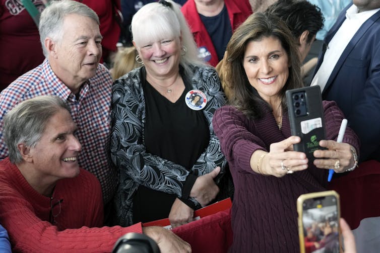 Nikki Haley prend un selfie avec des partisans