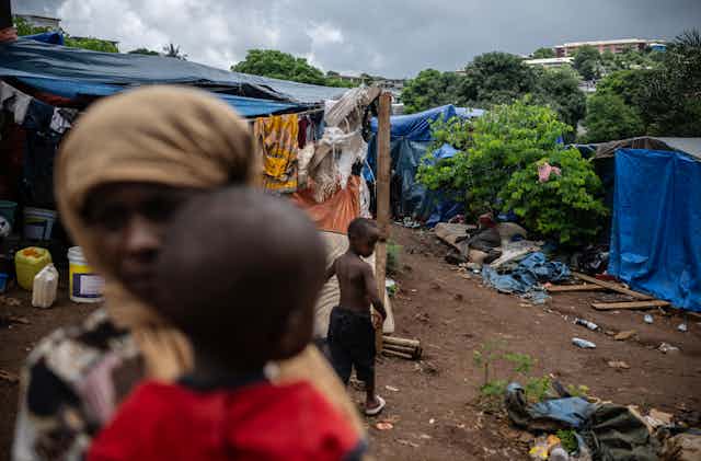 Un camp de fortune où vivent des migrants au stade Cavani à Mamoudzou sur l'île française de Mayotte, le 15 février 2024.