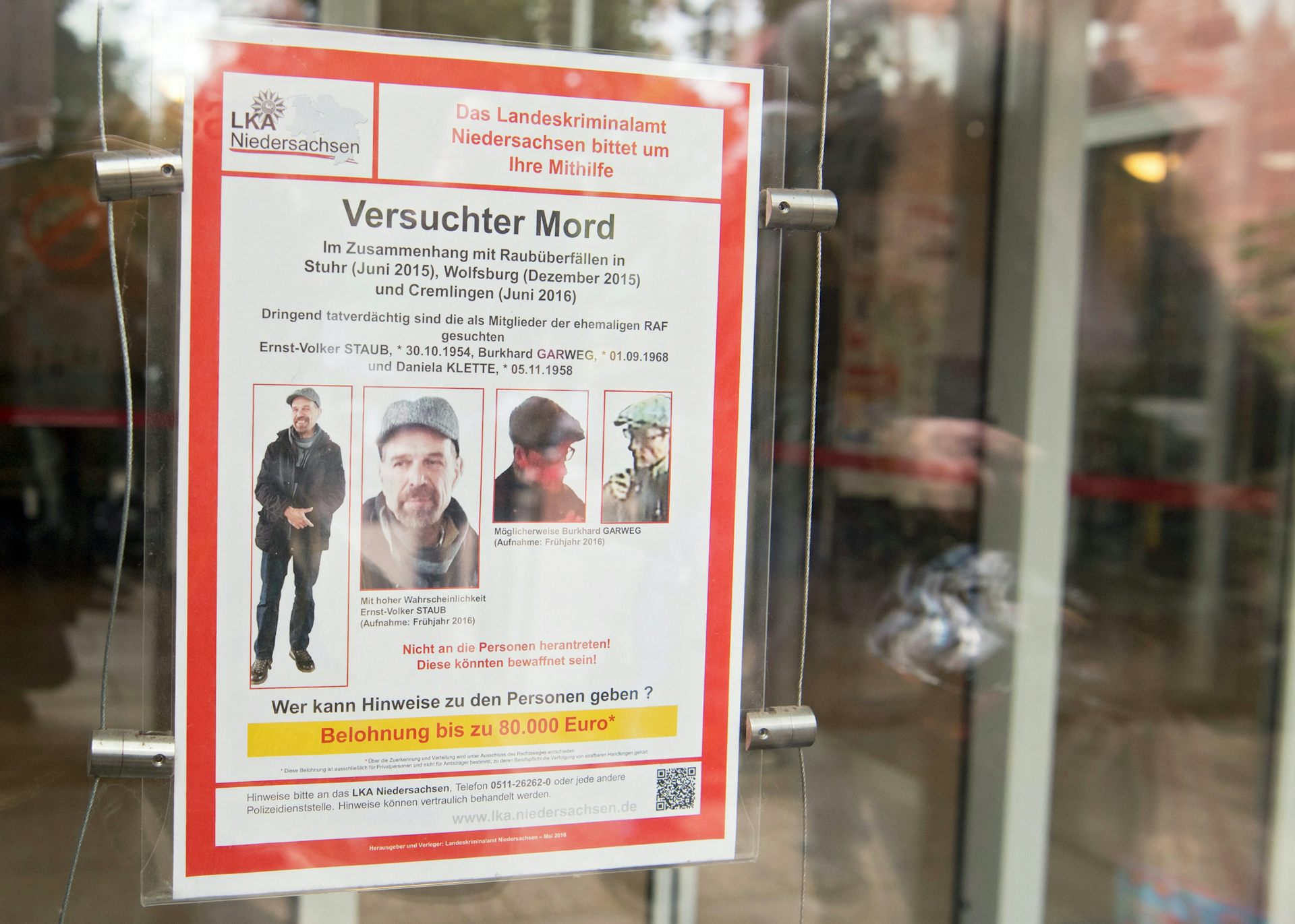 A wanted poster with pictures of two men and text in German.