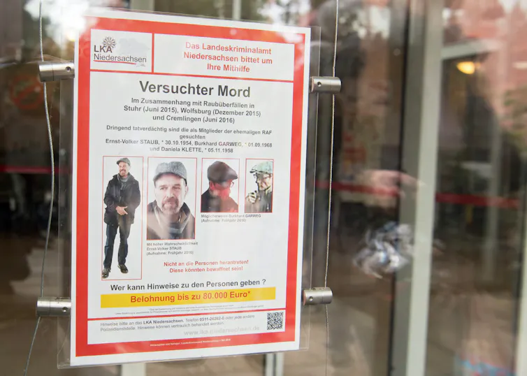 A wanted poster with pictures of two men and text in German.