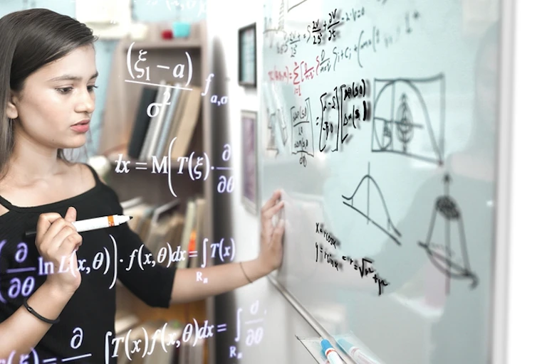 Jeune fille face à des équations de maths sur un tableau blanc dans une salle de classe