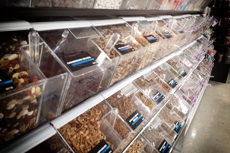 Rayon de supermarché avec des produits en vrac