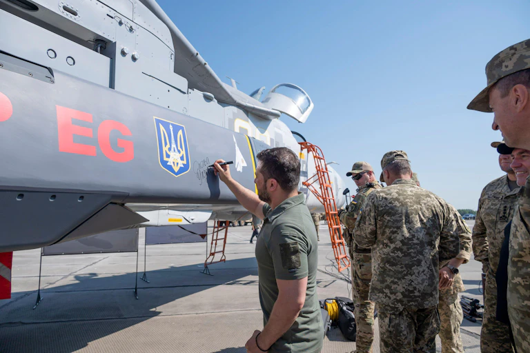 Volodymyr Zelensky autographs a Storm Shadow/SCALP missile.