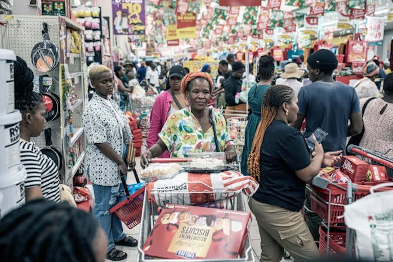 Des clients dans une magasin d'alimentation