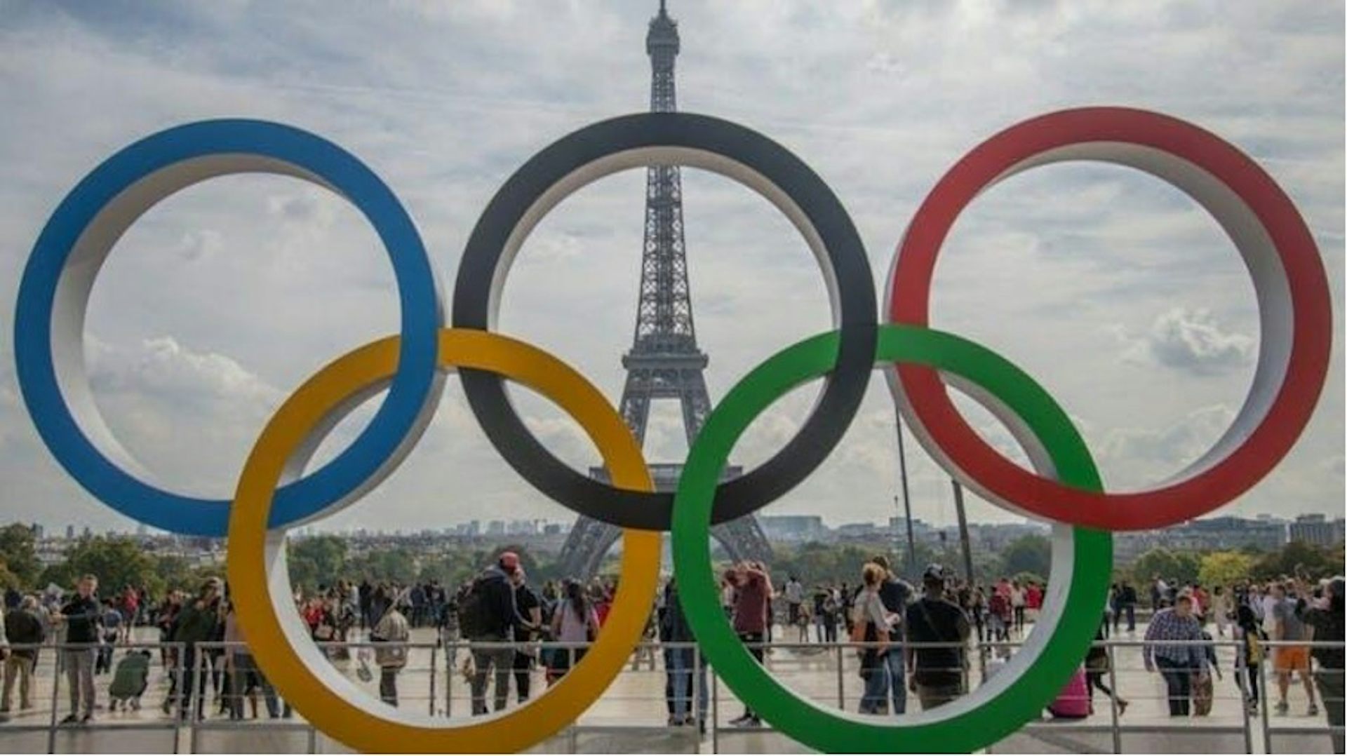Une vue de la tour Eiffel avec les anneaux olympiques ajoutés au premier plan