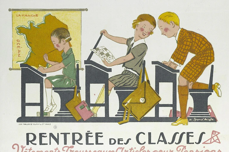 Salle de classe avec écoliers à leur pupitre, en arrière-plan, une carte de France