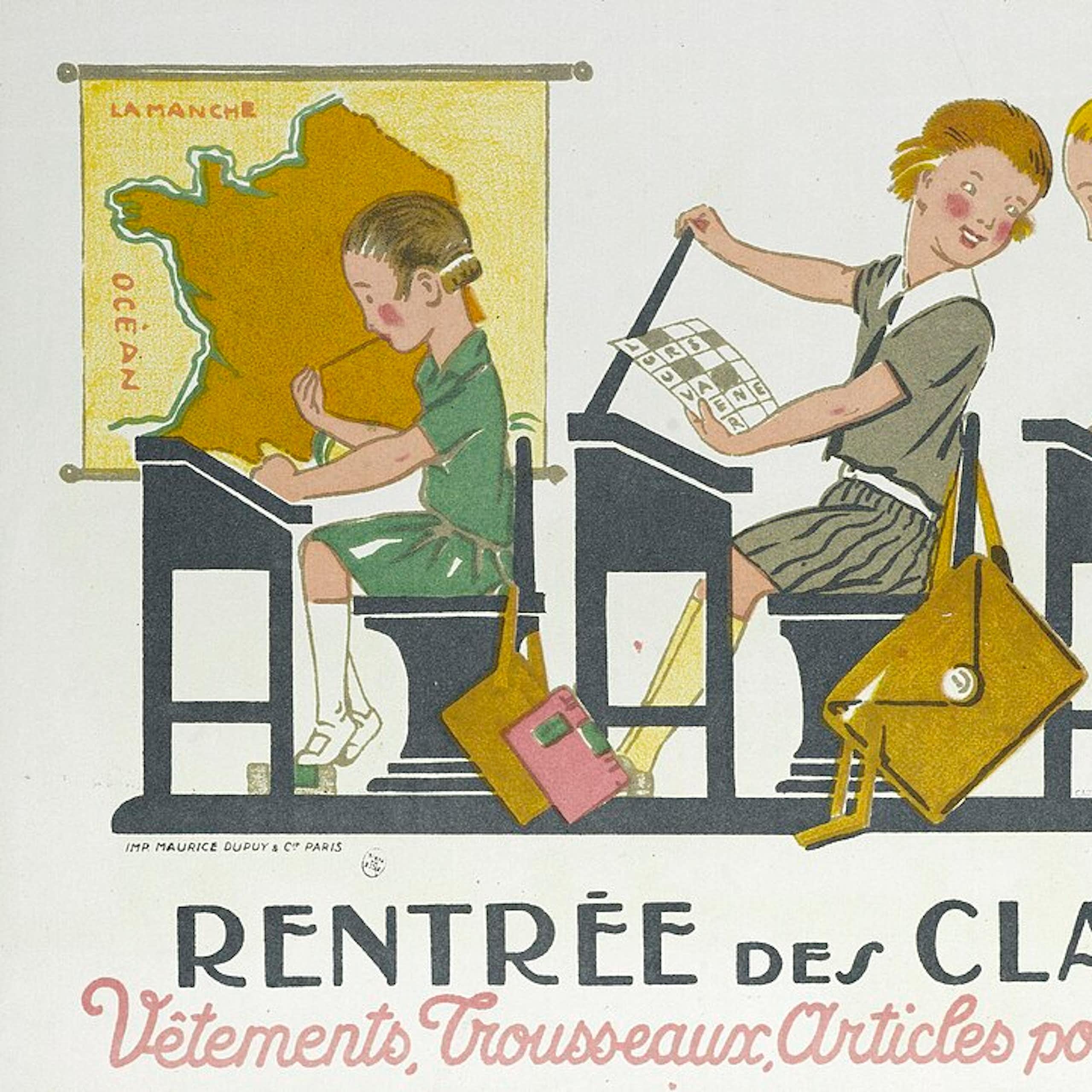 Salle de classe avec écoliers à leur pupitre, en arrière-plan, une carte de France