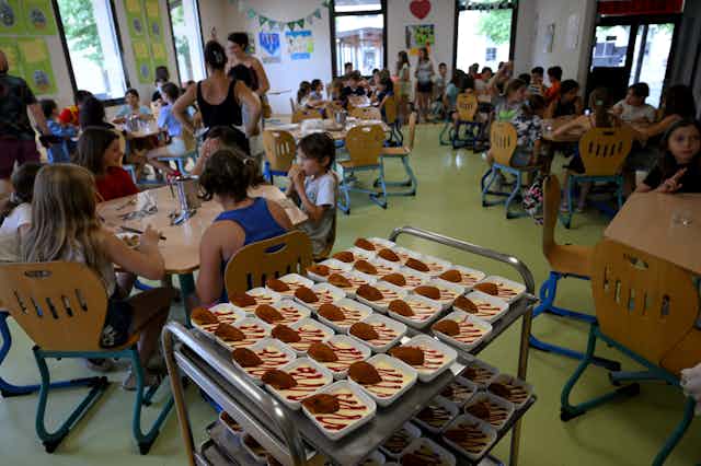 Des enfants déjeunent à la cantine d'une école primaire à Saint-Remy-de-Provence, dans le sud de la France, le 23 juin 2022.