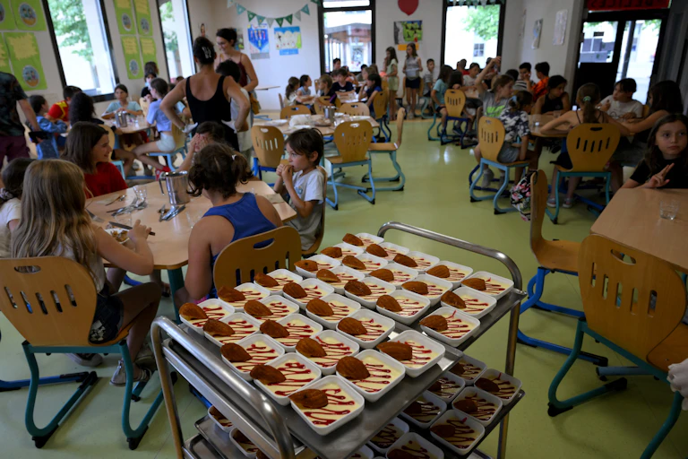 Des enfants déjeunent à la cantine d'une école primaire à Saint-Remy-de-Provence, dans le sud de la France, le 23 juin 2022.