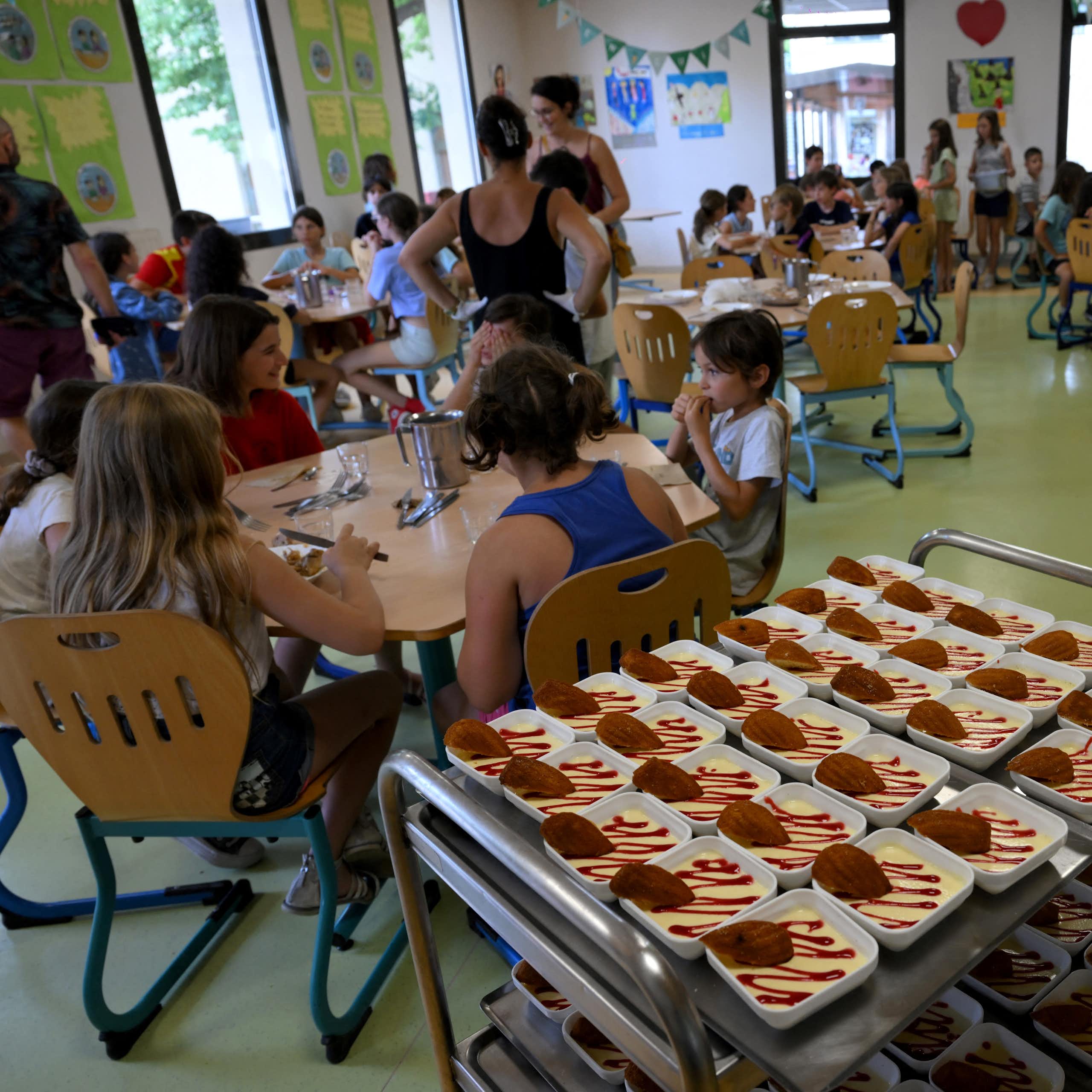 Des enfants déjeunent à la cantine d'une école primaire à Saint-Remy-de-Provence, dans le sud de la France, le 23 juin 2022.