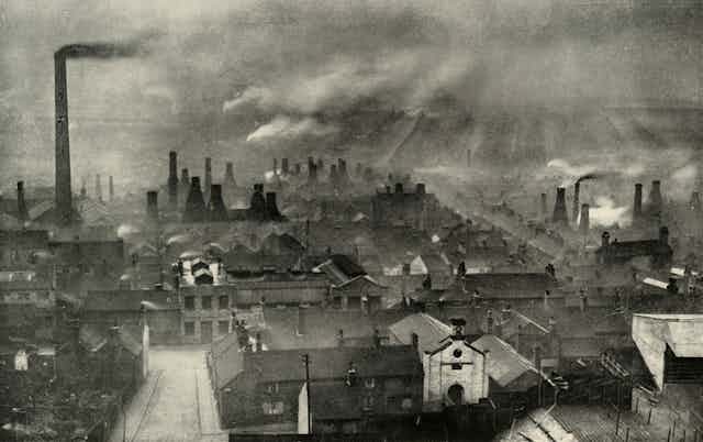 A fumaça sai de muitas chaminés em uma área industrial da Inglaterra.