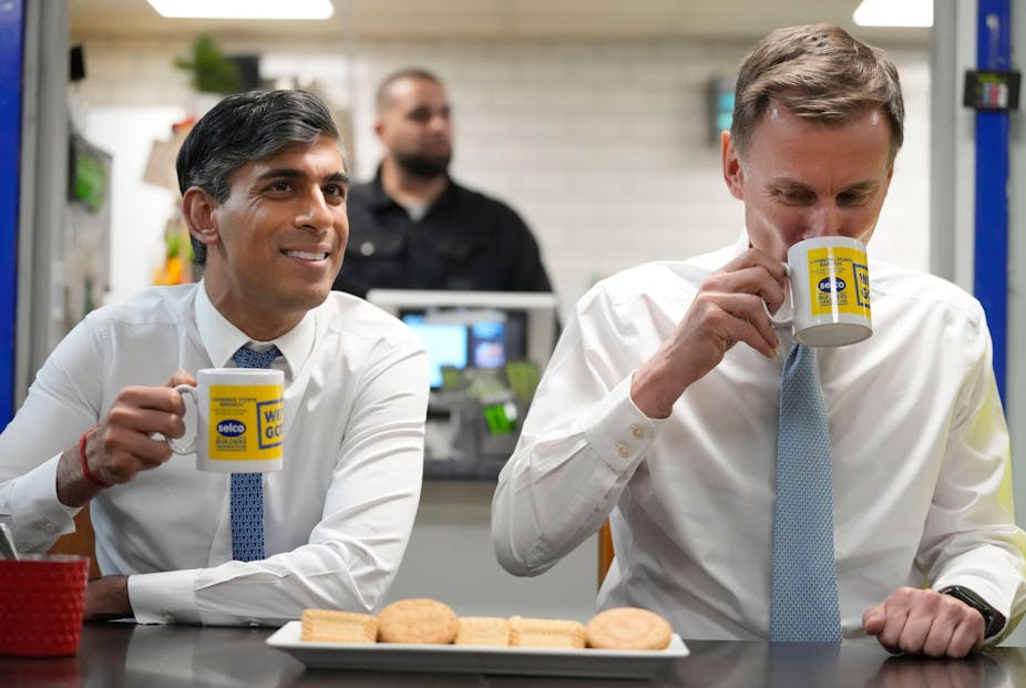 Rishi Sunak and Jeremy Hunt drinking mugs of tea.
