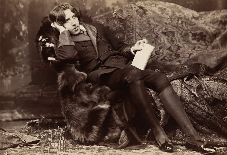 Oscar Wilde lounges.