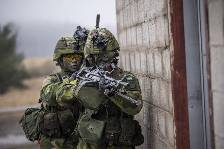 Militaires en tenue de camouflage pendant un exercice