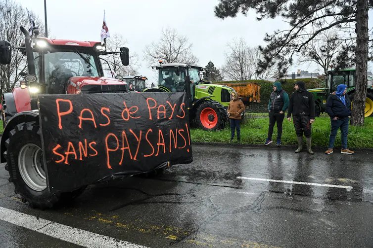 Des agriculteurs devant la préfecture de Rennes, dans l’ouest de la France, le 21 février 2024, lors d’un rassemblement pour exiger de vraies annonces du gouvernement avant le début du Salon de l’Agriculture