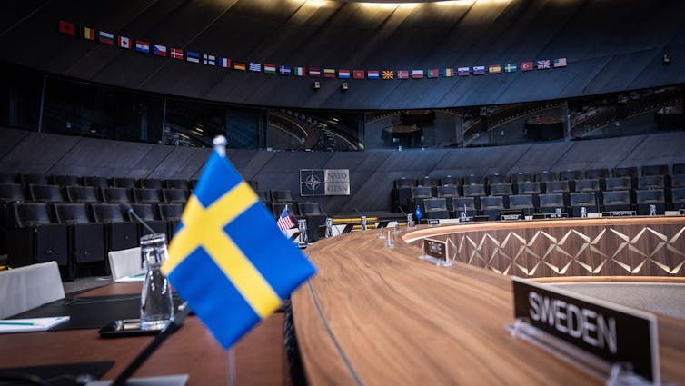 Bandera de Suecia en la sala de reuniones de la sede de la OTAN