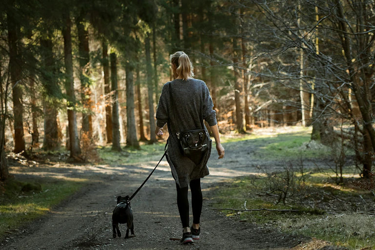 femme qui marche dans la nature