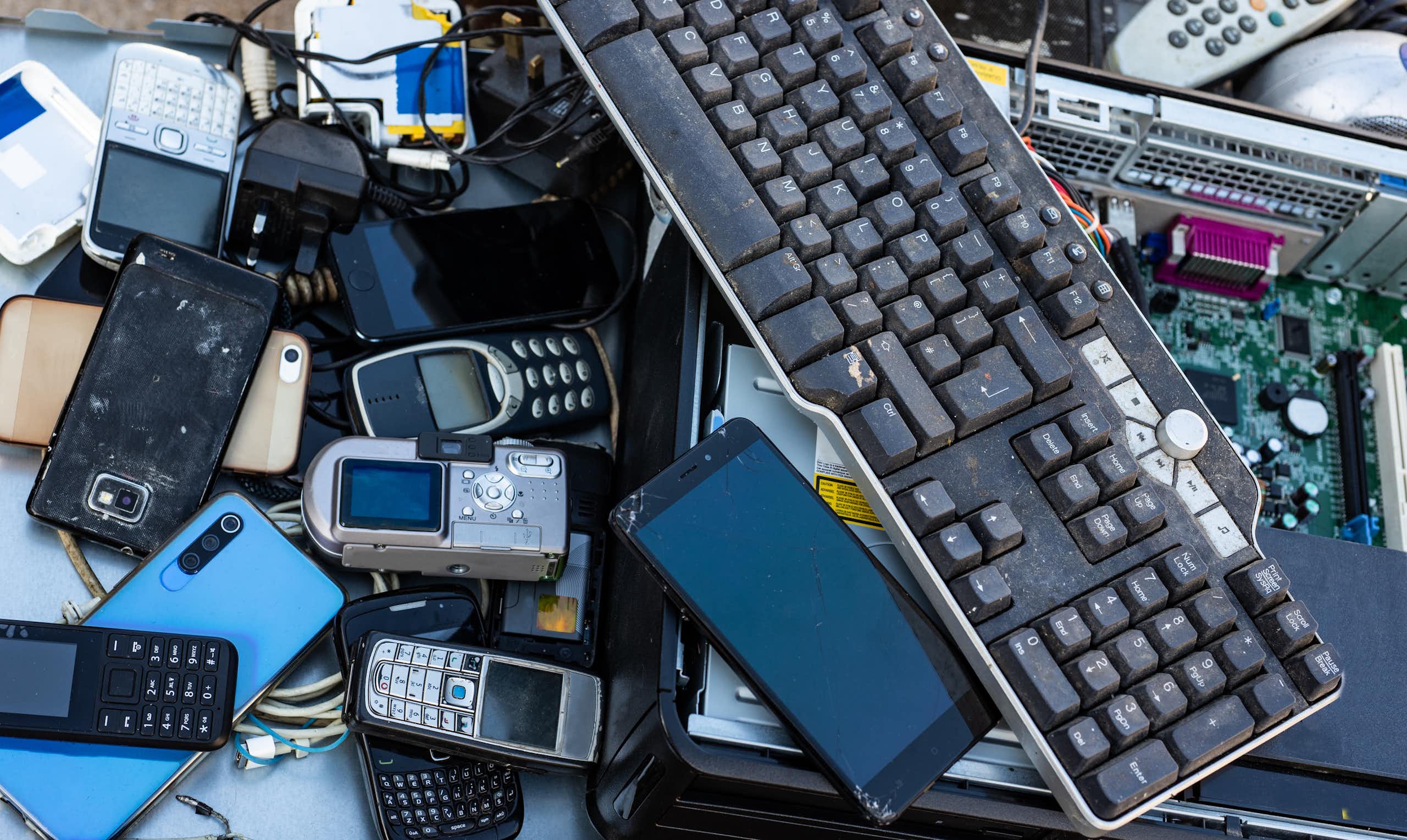 Droit à la réparation : l’Europe s’attaque aux millions d’appareils électroniques qui dorment dans nos tiroirs