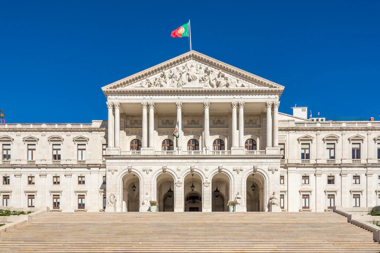 Edificio del Parlamento en Lisboa, Portugal.
