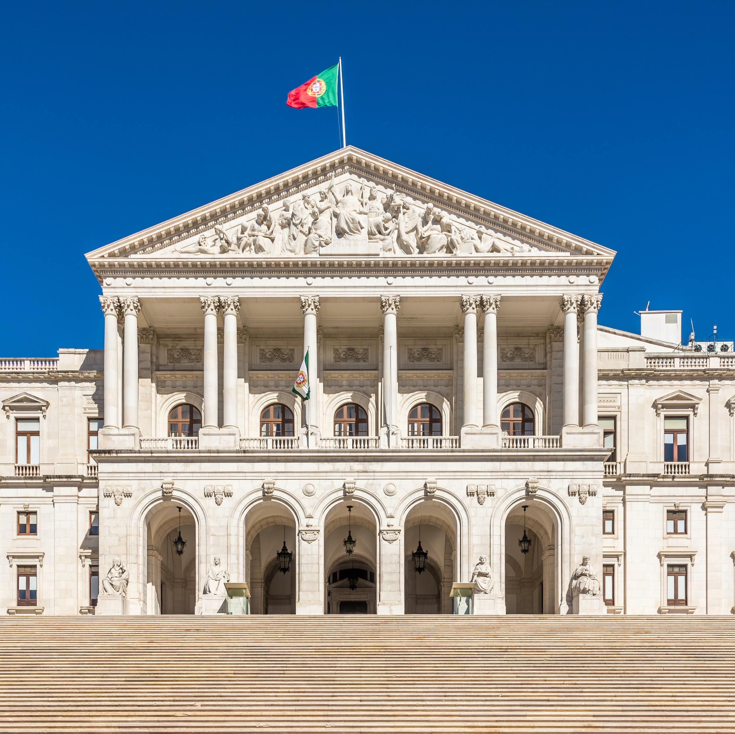 Edificio del Parlamento en Lisboa, Portugal.