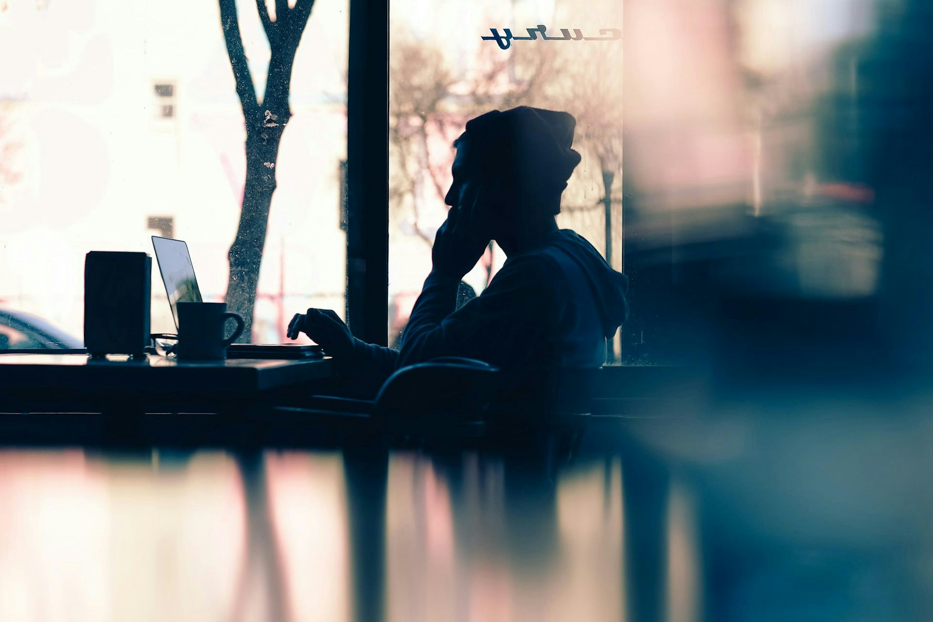 Femme en télétravail dans un café