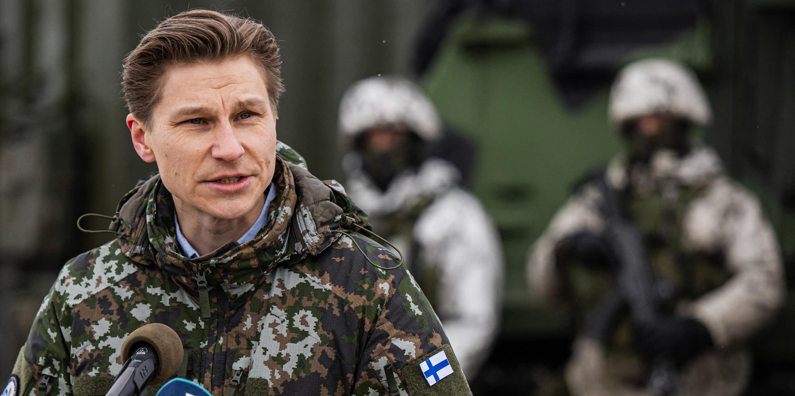 Le ministre finlandais de la Défense, Antti Hakkanen, en tenue de camouflage, s'adresse aux médias