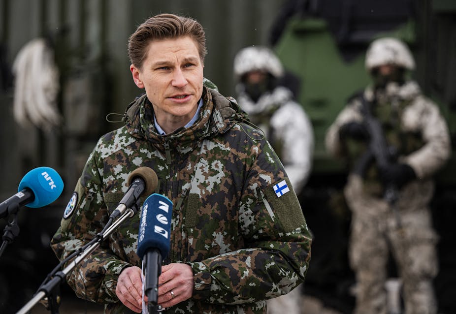 Le ministre finlandais de la Défense, Antti Hakkanen, en tenue de camouflage, s'adresse aux médias