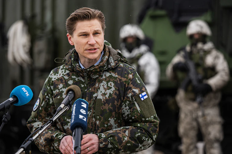 Le ministre finlandais de la Défense, Antti Hakkanen, en tenue de camouflage, s'adresse aux médias