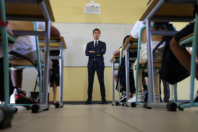 Gabriel Attal quand il était ministre de l'Education, dans une classe à La Réunion