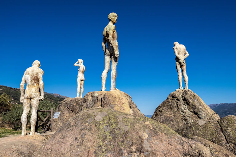 Ensemble de statues représentant des personnes nues pensives