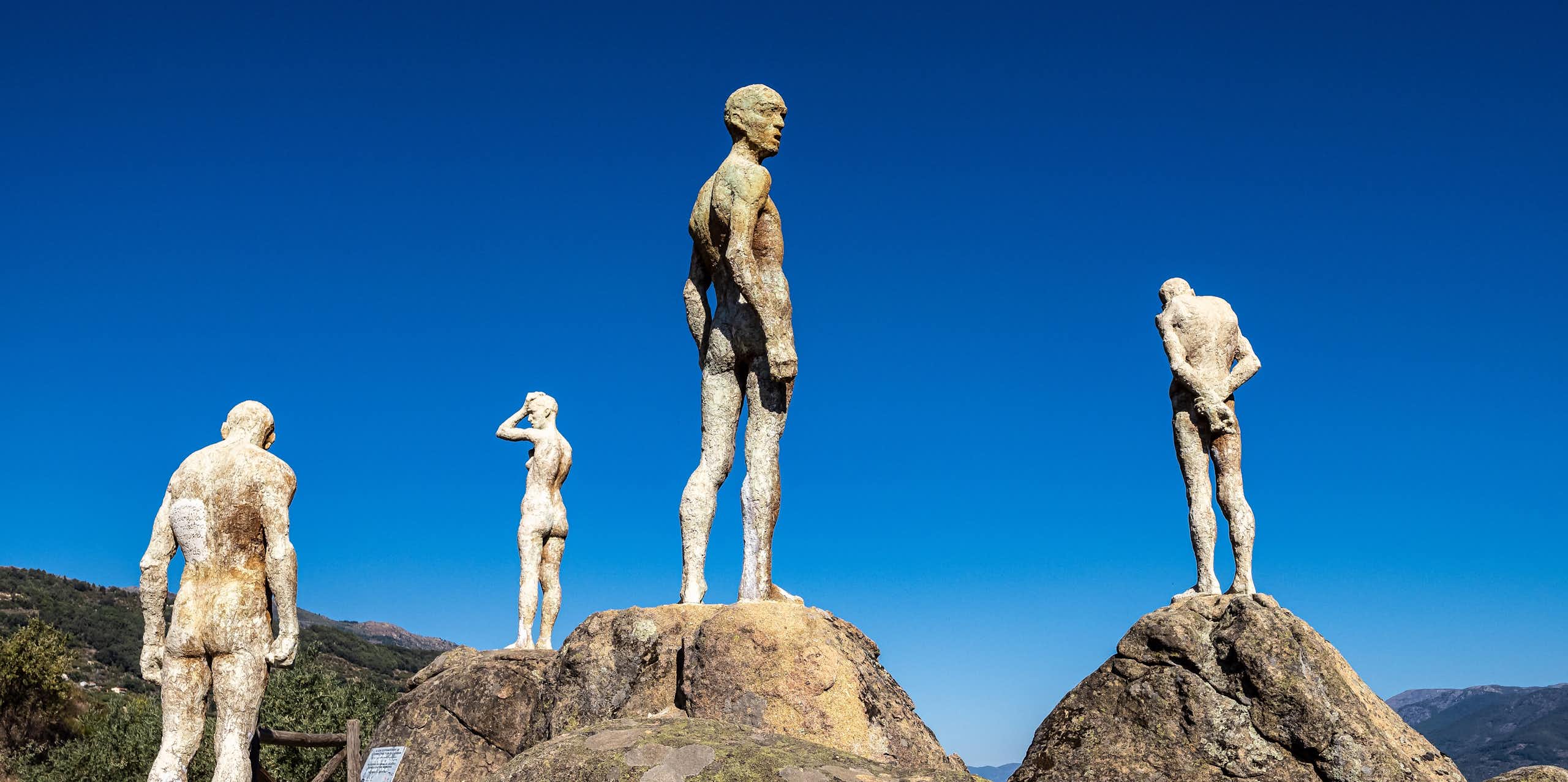 Ensemble de statues représentant des personnes nues pensives