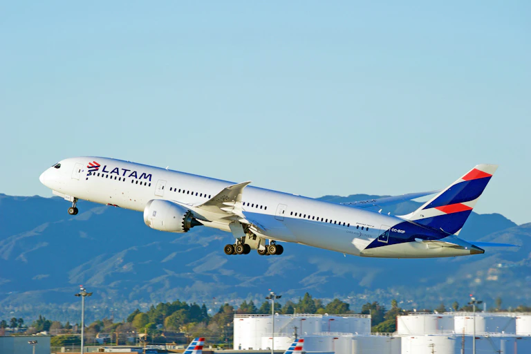 Um avião da LATAM decolando