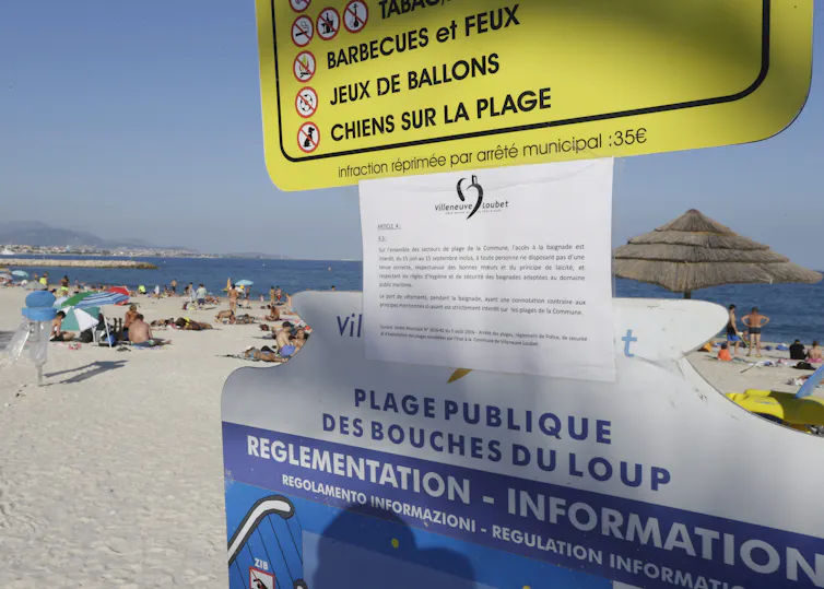 Text on a sign at a beach written in French