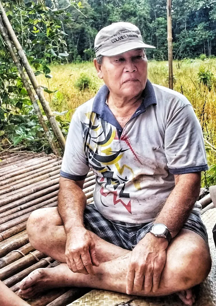 Bandan dengan latar belakang ladangnya.