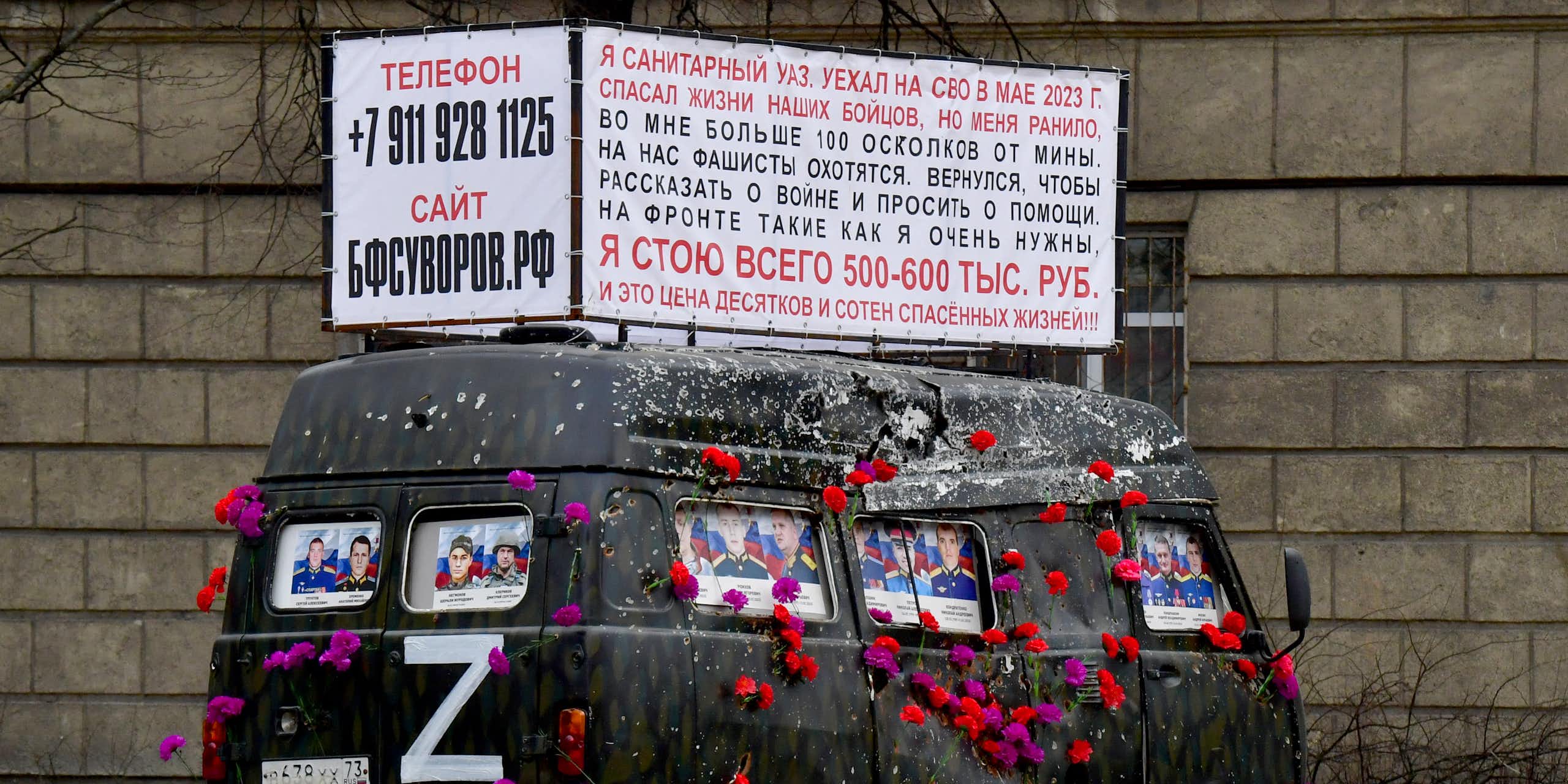 Van surmonté d'une inscription en russe appelant les passants à donner de l'argent pour financer l'effort de guerre russe en Ukraine