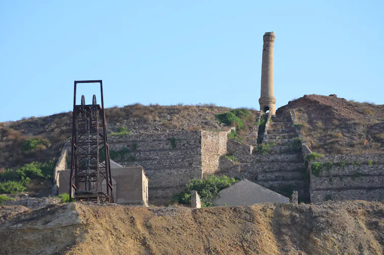 Ruinas de una mina en la montaña.