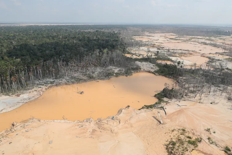 Terreno cubierto de lagunas con aguas ocres para la minería.