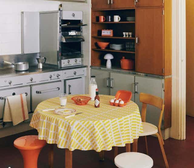 la reconstitution d'une cuisine des années 60 sur le compte Instagram de Monoprix